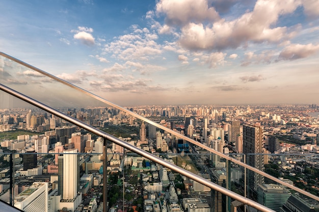 Paysage urbain de bâtiment bondé à la ville de Bangkok