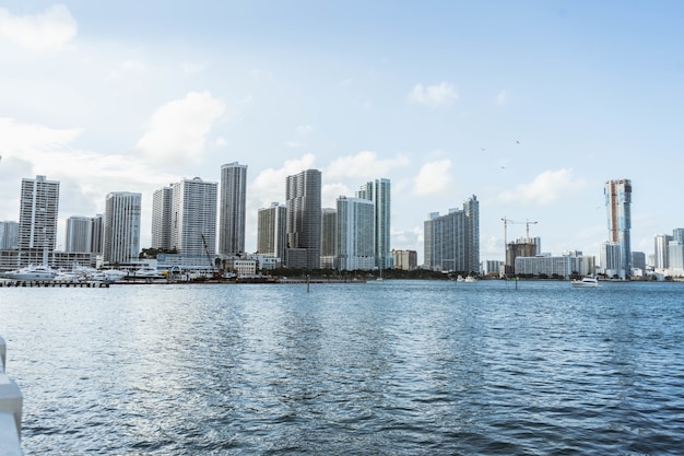 Paysage urbain avec des bâtiments modernes au bord de l'eau