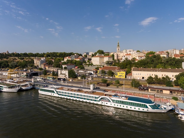 Paysage urbain de Belgrade depuis la rivière Sava