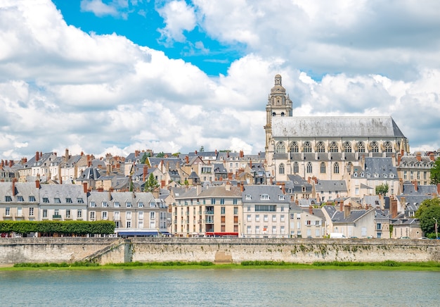 Paysage urbain de Blois avec la cathédrale sur la Loire