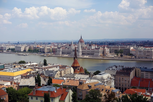 Paysage urbain de Budapest, Hongrie avec deux côtés - Buda et Pest. Danube et Parlement hongrois