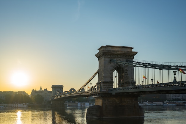 Paysage urbain de Budapest avec le pont des chaînes et le Danube en Hongrie