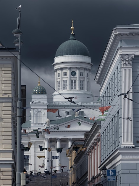 Paysage urbain avec le célèbre monument principal de la ville de la cathédrale d'Helsinki contre le ciel d'orage sombre Finlande