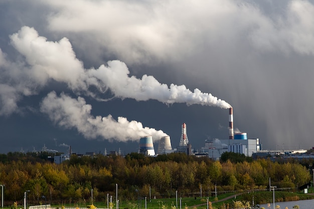 Paysage urbain avec cheminées fumantes de la centrale thermique