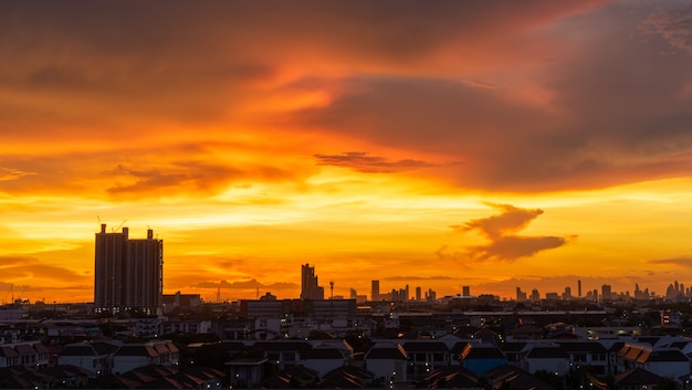 Paysage urbain avec un ciel magnifique au coucher du soleil en Thaïlande