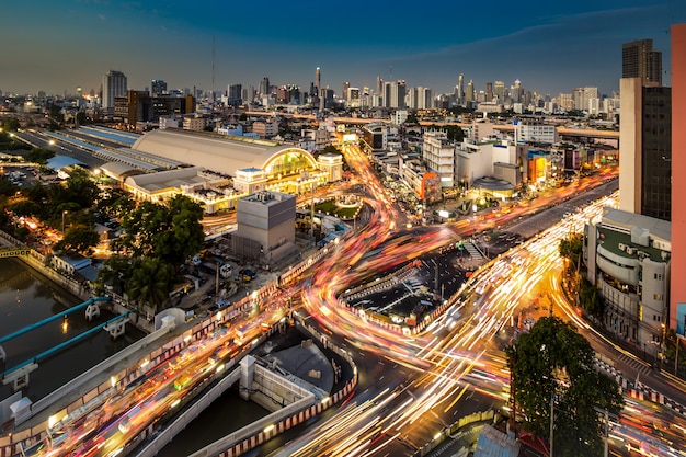 Paysage urbain et la circulation sur la route près de la gare de Bangkok au crépuscule