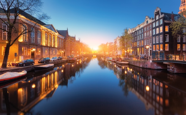 Paysage urbain coloré au coucher du soleil à Amsterdam, Pays-Bas