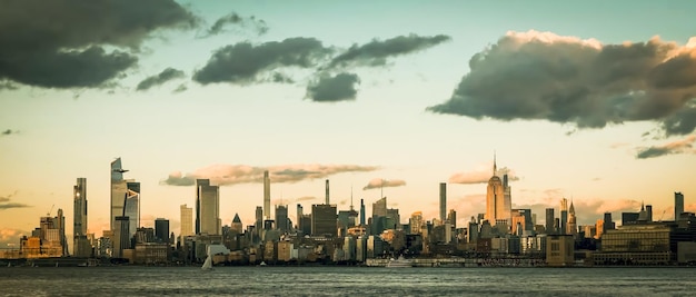 Photo le paysage urbain contre le ciel au coucher du soleil à new york, états-unis d'amérique