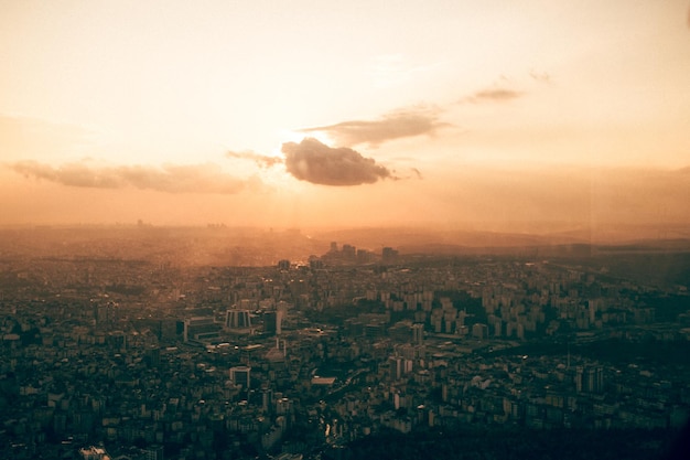 Le paysage urbain contre le ciel au coucher du soleil