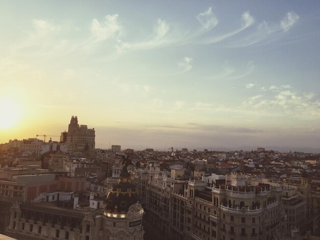 Photo le paysage urbain contre le ciel au coucher du soleil