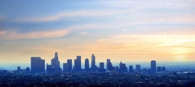 Photo le paysage urbain contre le ciel au coucher du soleil