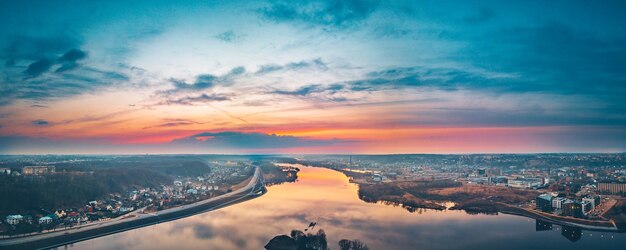 Photo le paysage urbain contre le ciel au coucher du soleil