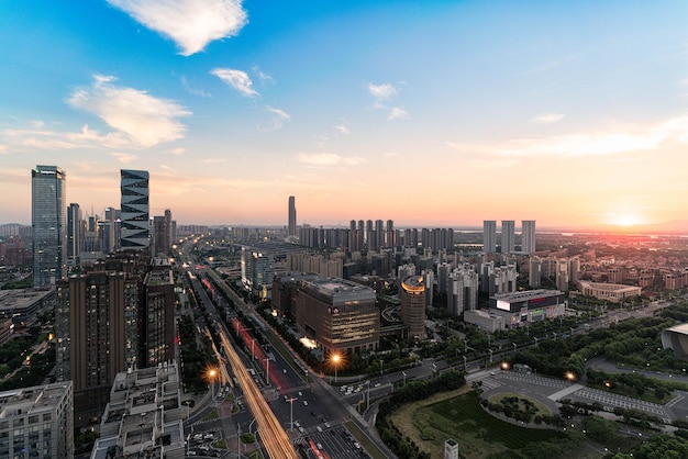 Le paysage urbain contre le ciel au coucher du soleil