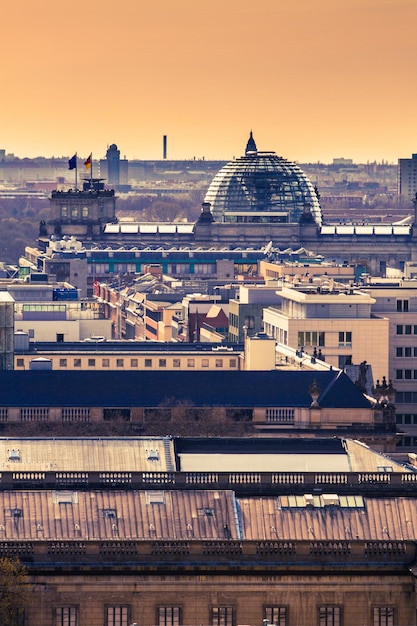 Photo paysage urbain contre le ciel au coucher du soleil