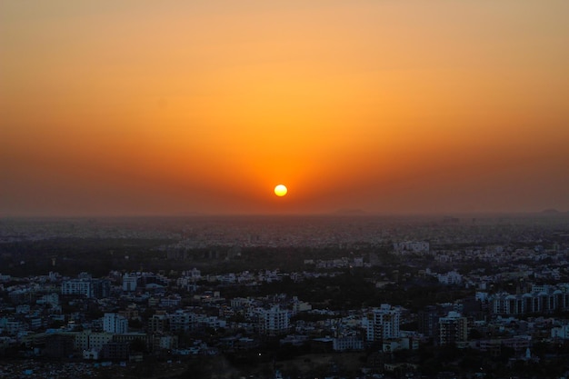 Le paysage urbain contre le ciel au coucher du soleil