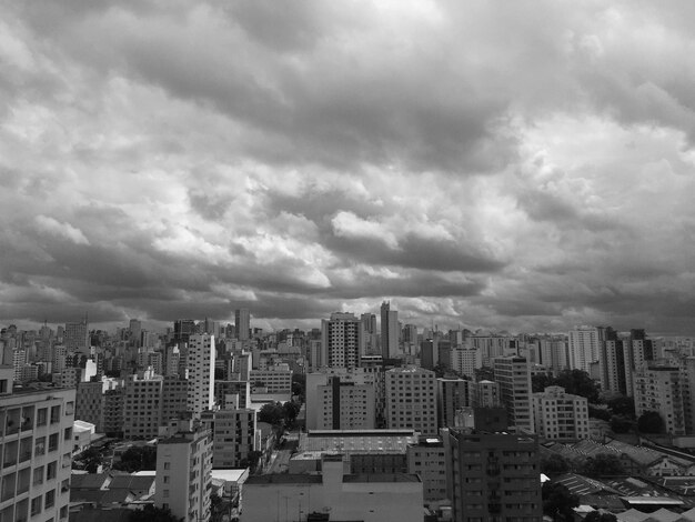 Paysage urbain contre un ciel nuageux