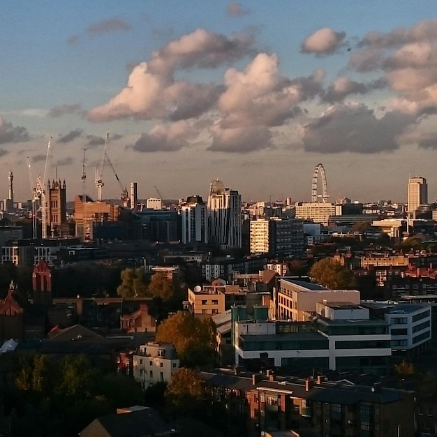 Photo le paysage urbain contre le ciel nuageux