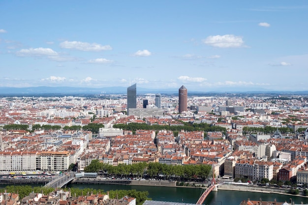 Le paysage urbain contre le ciel