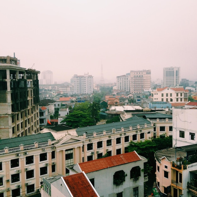 Le paysage urbain contre le ciel