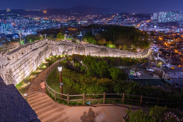 Photo le paysage urbain coréen la nuit au parc naksan avec les murs anciens à séoul, en corée du sud