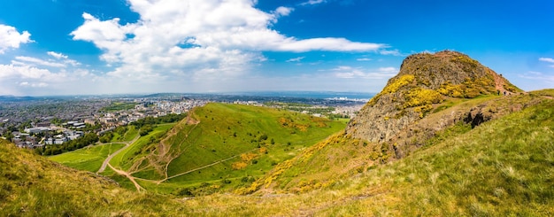 Paysage urbain d'Édimbourg d'Arthur's Seat dans une belle journée d'été Scotland UK