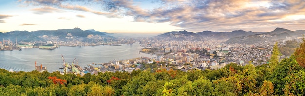 Photo paysage urbain du centre-ville de nagasaki à kyushu au japon en vue de dessus