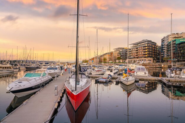 Paysage urbain du centre-ville d'Oslo en Norvège au coucher du soleil