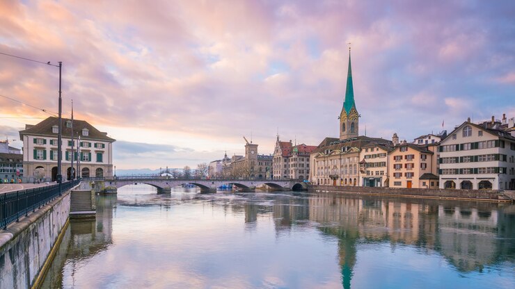 Photo paysage urbain du centre-ville de zurich en suisse pendant le coucher de soleil spectaculaire.