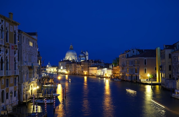 Paysage urbain du Grand Canal le soir à Venise, Italie