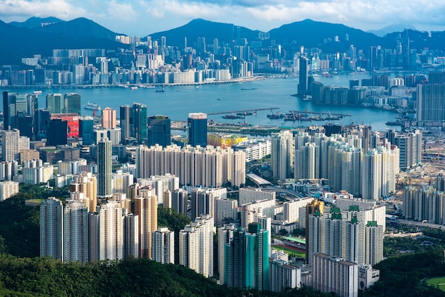 Paysage urbain du port de Hong Kong Victoria, centre-ville d'affaires urbain avec tour de construction d'horizon, scène du quartier asiatique de l'architecture des gratte-ciel vue pour voyager