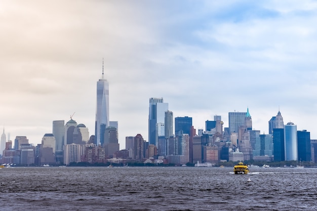 Paysage urbain du quartier financier de Manhattan depuis Liberty Island, en un jour brumeux.