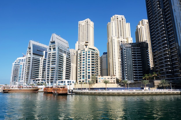 Paysage urbain de Dubaï avec des bâtiments et des bateaux