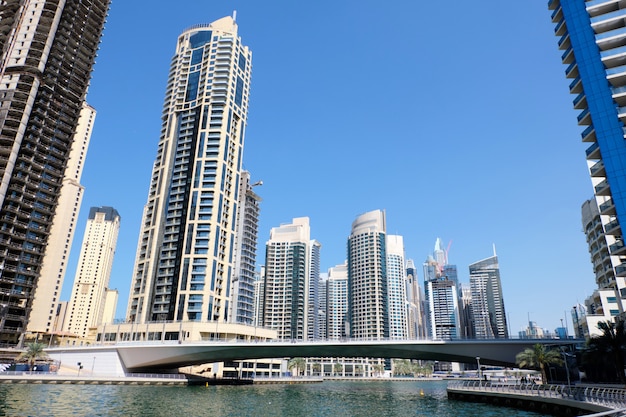 Paysage urbain de Dubaï avec des bâtiments