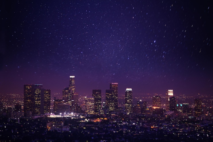 Photo le paysage urbain éclairé contre le ciel la nuit pendant les chutes de neige