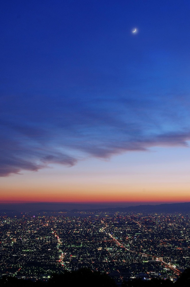 Photo le paysage urbain éclairé contre le ciel de nuit