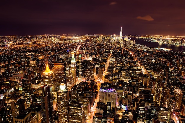 Paysage urbain éclairé contre le ciel de nuit