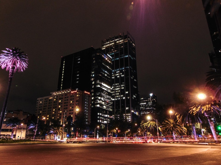 Photo le paysage urbain éclairé contre le ciel de nuit