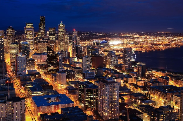 Le paysage urbain éclairé contre le ciel de nuit
