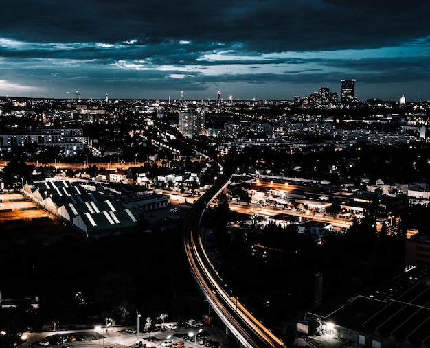 Photo le paysage urbain éclairé la nuit