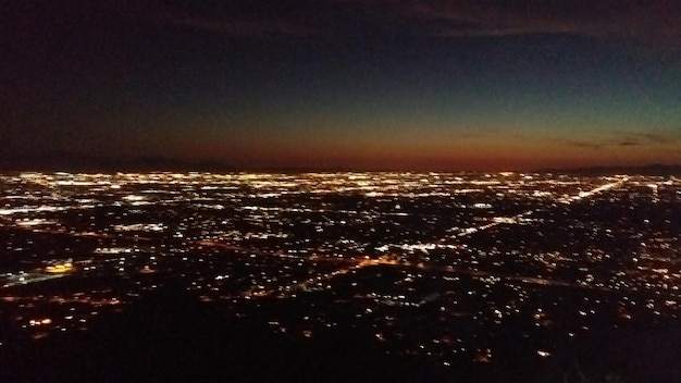 Photo le paysage urbain éclairé la nuit