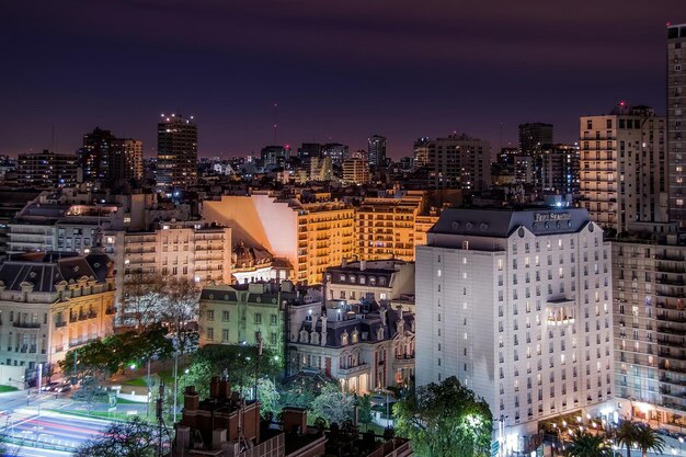 Le paysage urbain éclairé la nuit