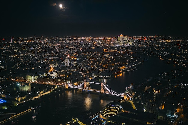 Le paysage urbain éclairé la nuit