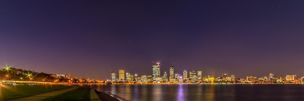 Le paysage urbain éclairé la nuit