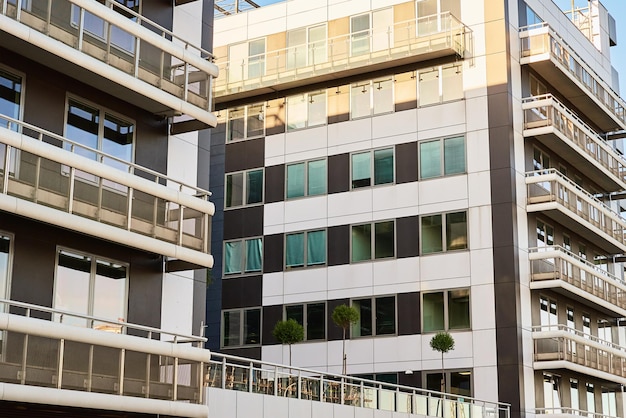 Paysage urbain européen de zone résidentielle d'appartement moderne dans la façade de la ville d'un immeuble résidentiel ou