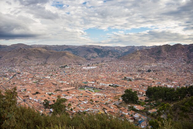 Paysage urbain expansif de Cusco, au Pérou, et cloudscape d'en haut