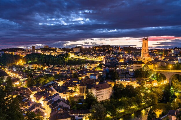 Paysage urbain de Fribourg en Suisse au coucher du soleil