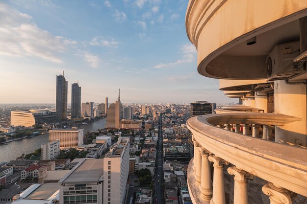 Paysage urbain de gratte-ciel au centre-ville avec terrasse d'hôtel au coucher du soleil