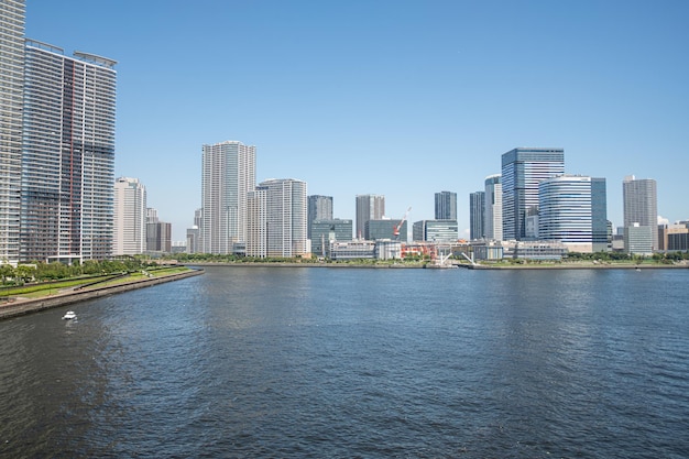 Paysage urbain avec des gratte-ciel et un lac à Tokyo, au Japon