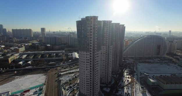 Paysage urbain d'hiver aérien de moscou avec des immeubles d'appartements modernes russie