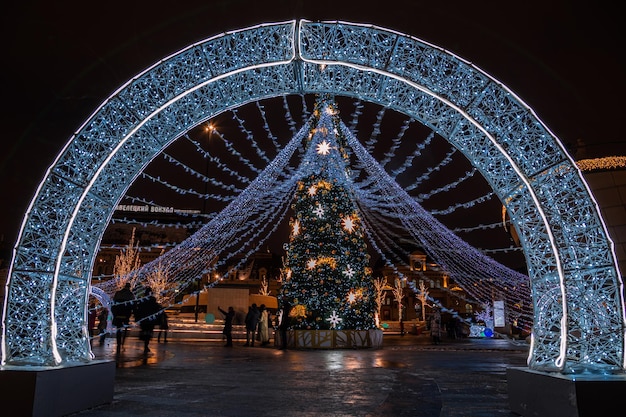 Paysage urbain d'hiver de Moscou de la place du terminal ferroviaire de Paveletsky avec des décorations de Noël du Nouvel An